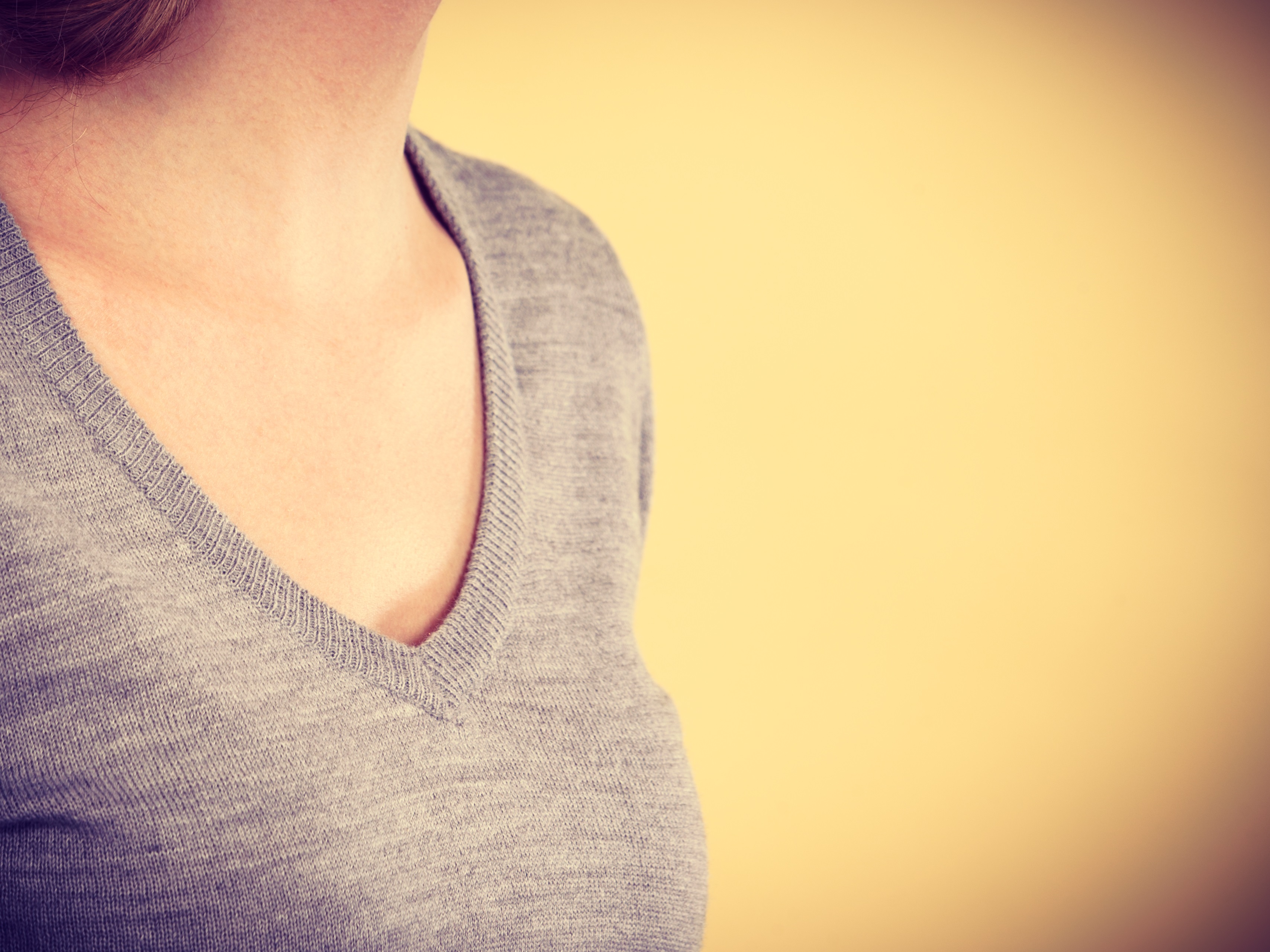 Sweter z dekoltem