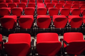 Jaka jest przewaga teatru nad kinem?