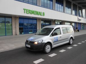 Dlaczego warto pozostawić samochód na parkingu przy lotnisku?