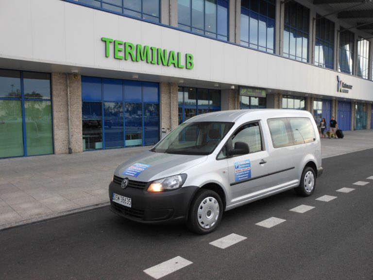 Dlaczego warto pozostawić samochód na parkingu przy lotnisku?