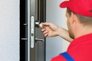 Przed chłodem chronią czapki, kurtki i …dobre drzwi wejściowe