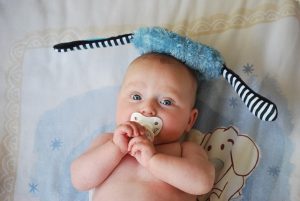 Smoczek ortodontyczny: do czego służy i czy jest lepszy od zwykłego smoczka?