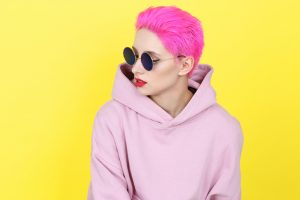 Bluzy damskie w pracy? Pomysły na ciekawe stylizacje
