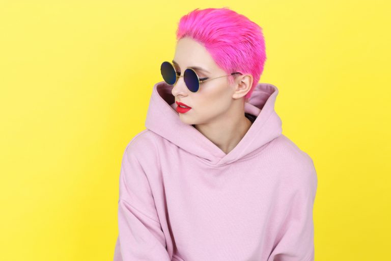 Bluzy damskie w pracy? Pomysły na ciekawe stylizacje