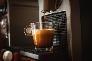 Kapsułki, kawa… czego jeszcze potrzebujesz, aby zmienić dom w prywatną kawiarnię?