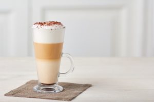 Kawa z mlekiem to nie tylko latte – sprawdź, czy znasz je wszystkie!