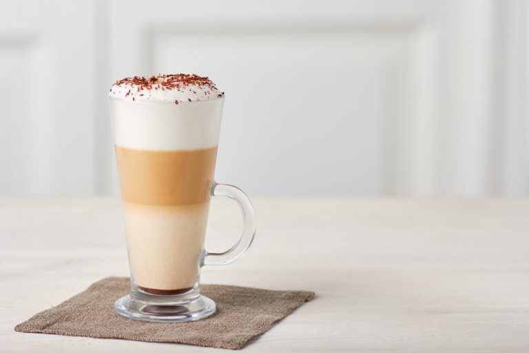 Kawa z mlekiem to nie tylko latte – sprawdź, czy znasz je wszystkie!