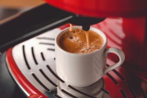 Zakupy dla prawdziwego kawosza – sprawdź, na jakie produkty warto zwrócić uwagę