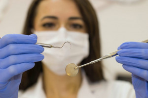 Czym się różnią stomatolog i dentysta?