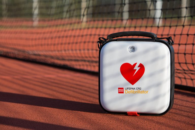 Defibrylatory AED – czym są i jak działają te urządzenia ratujące życie?