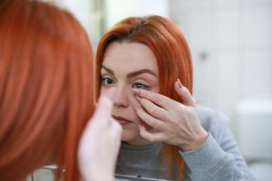 Jak uniknąć zapalenia spojówek przy noszeniu soczewek?