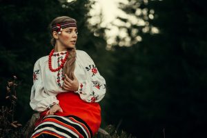 Od tradycji do nowoczesności: przemiany i odrodzenie muzyki ludowej oraz folkowej