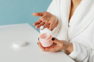 Jaka jest różnica pomiędzy kosmetykami naturalnymi i organicznymi? Przewodnik po świecie kosmetyków naturalnych