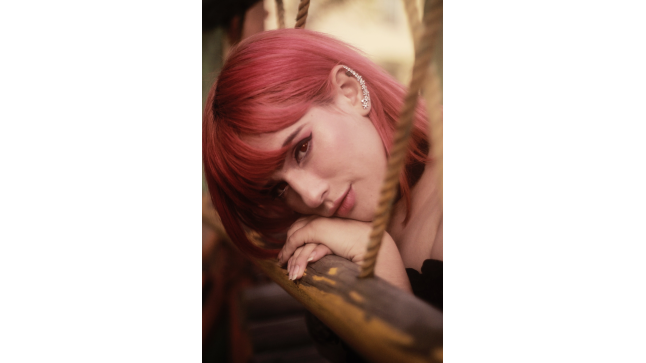 Kolczyki nausznice założone na ucho — delikatna, modna biżuteria w stylu minimalistycznym